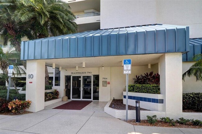 7984 Sailboat Key Blvd S in South Pasadena, FL - Foto de edificio - Building Photo