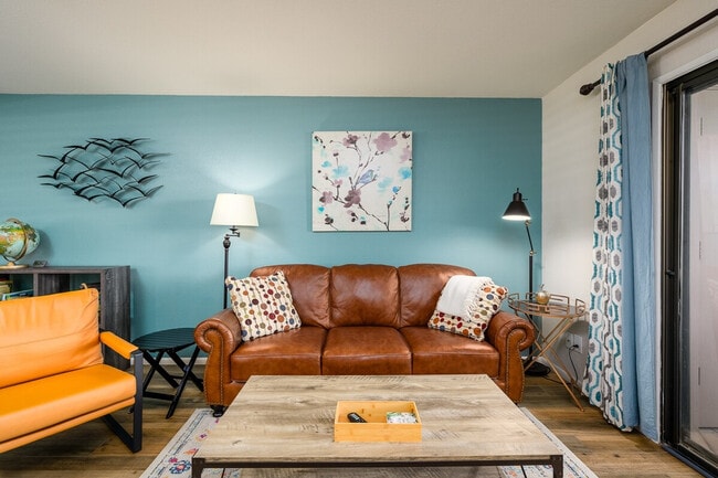 4303 E Cactus Rd in Phoenix, AZ - Foto de edificio - Building Photo