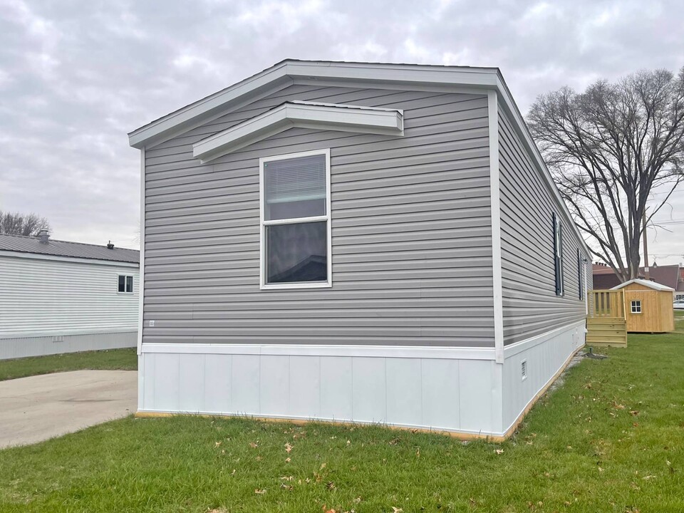 107 S 6th St in Kalona, IA - Building Photo