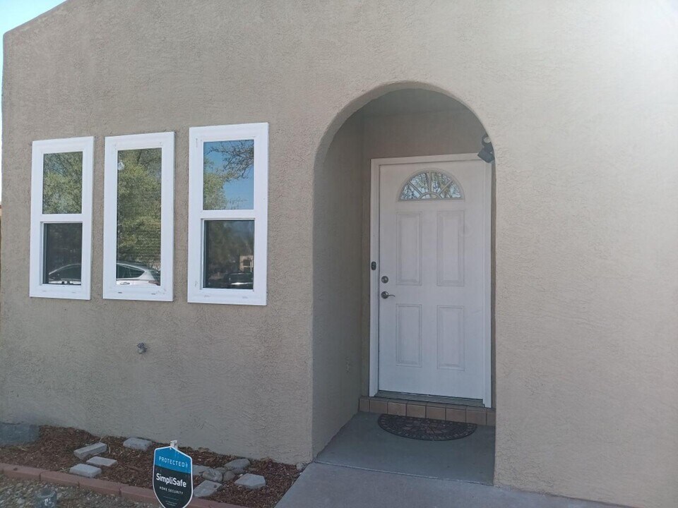 547 Adrian St SW in Albuquerque, NM - Building Photo