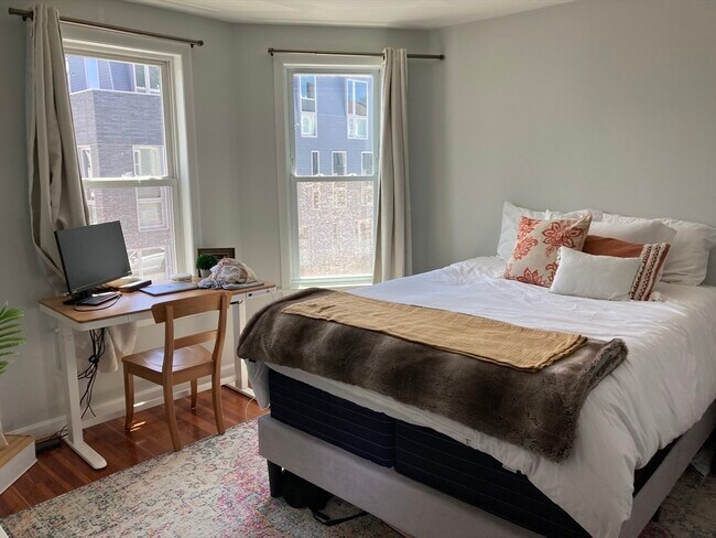 818 E 5th St, Unit 2 in Boston, MA - Building Photo - Building Photo