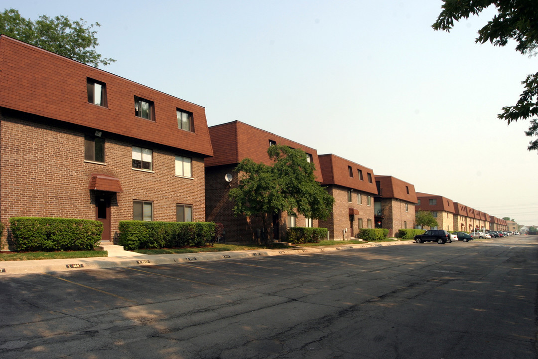 Honey Bee Oaks in Des Plaines, IL - Building Photo