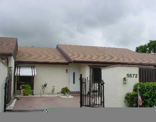 5672 Biscayne Dr in Greenacres, FL - Building Photo