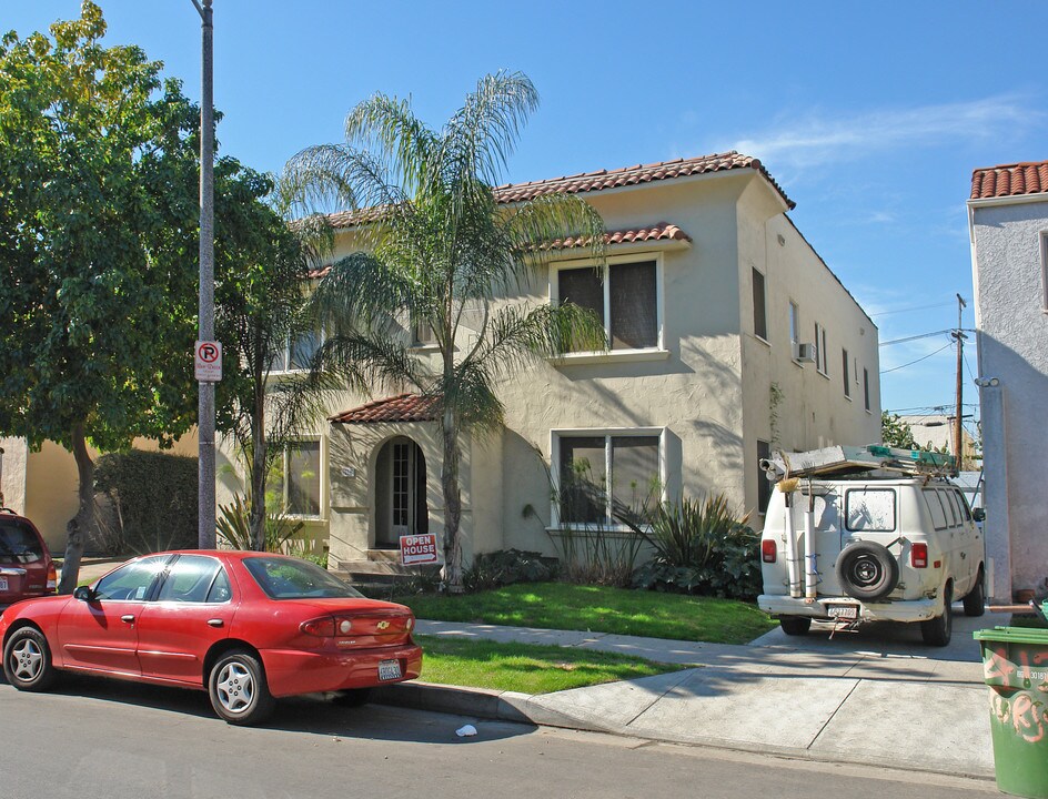 409 N Curson Ave in Los Angeles, CA - Building Photo