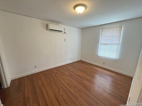 14016 Farm to Market Rd 470 in Tarpley, TX - Foto de edificio - Building Photo