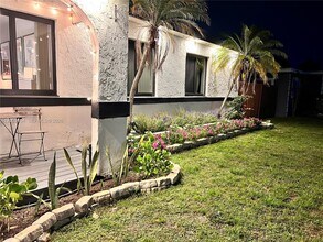 581 NW 185th St in Miami, FL - Building Photo - Building Photo