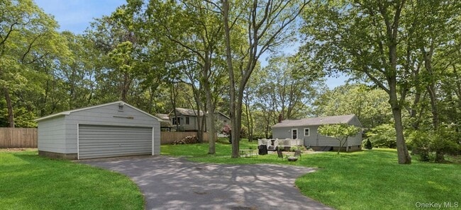 28 The Trail in Hampton Bays, NY - Foto de edificio - Building Photo