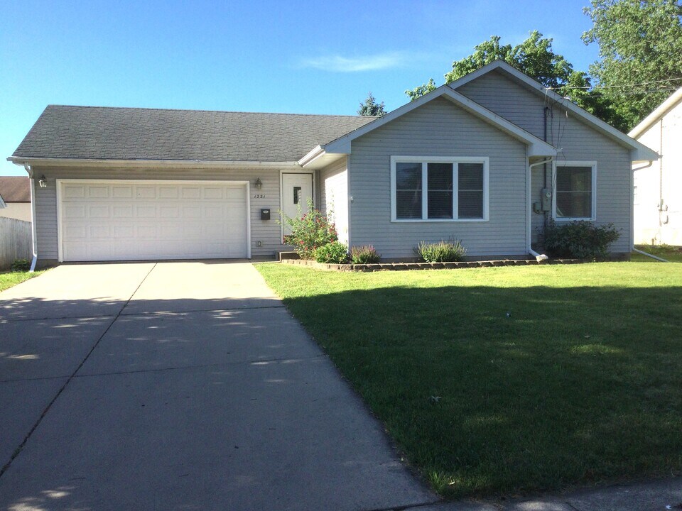 1221 W 4th St in Belvidere, IL - Building Photo