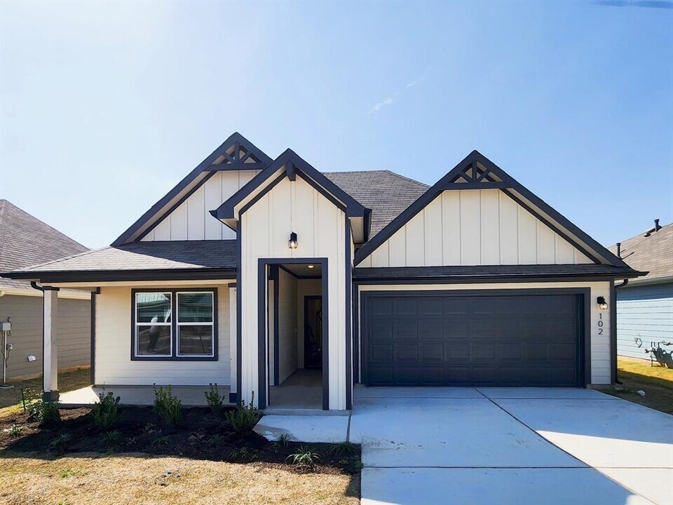 102 Ft Clark Spgs Dr in Hutto, TX - Building Photo
