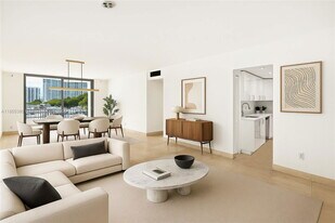 200 SE 15th Rd in Miami, FL - Building Photo