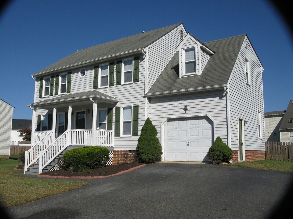 8100 Cypresstree Ln in Mechanicsville, VA - Building Photo