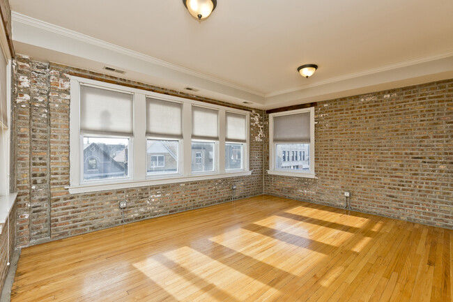3042 W Diversey Ave, Unit 2S in Chicago, IL - Building Photo - Building Photo