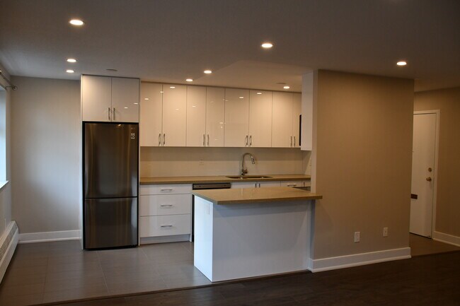 Marine Square East in Oakville, ON - Building Photo - Building Photo