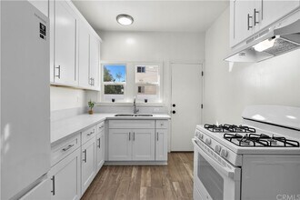 1185 W 10th St in Los Angeles, CA - Building Photo - Building Photo