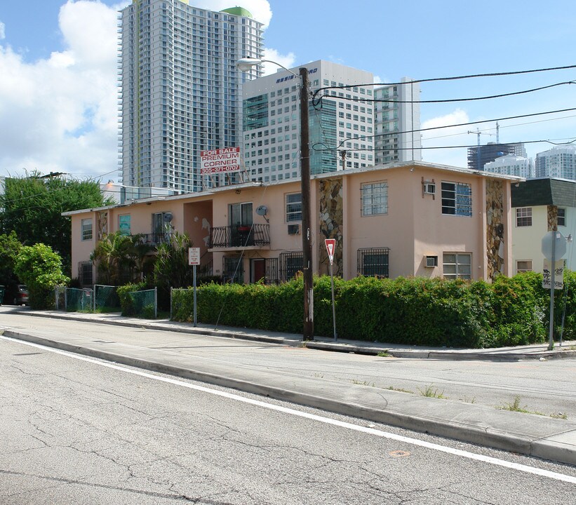 885 SW 3rd Ave in Miami, FL - Building Photo