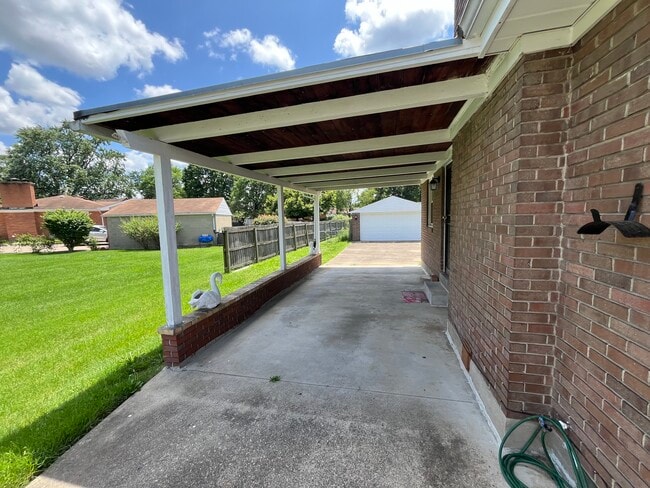 property at 3508 Robin Dr