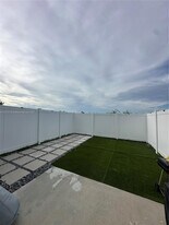 1070 W Davis Pkwy in Florida City, FL - Building Photo