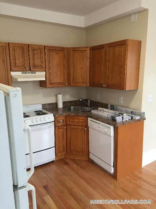 887 Huntington Ave in Boston, MA - Building Photo