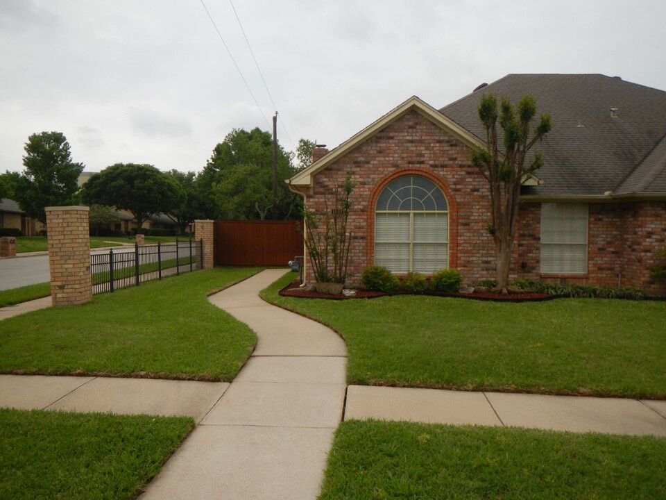 1801 Evergreen Ct in Grapevine, TX - Building Photo