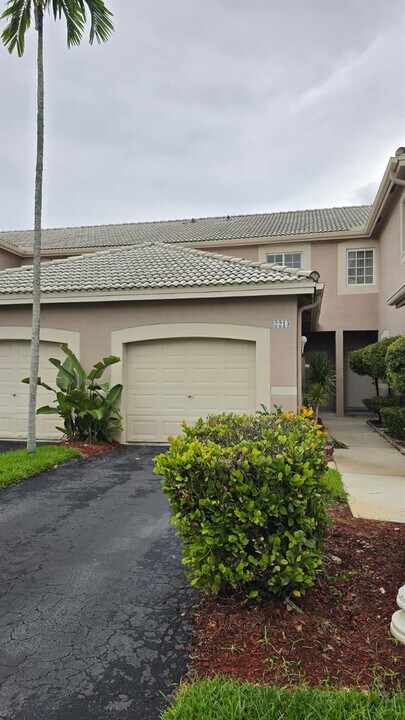 2213 Salerno Cir in Weston, FL - Building Photo