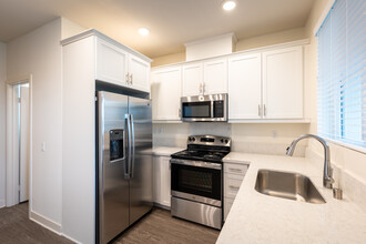 Stadium Park Apartments in Inglewood, CA - Building Photo - Interior Photo