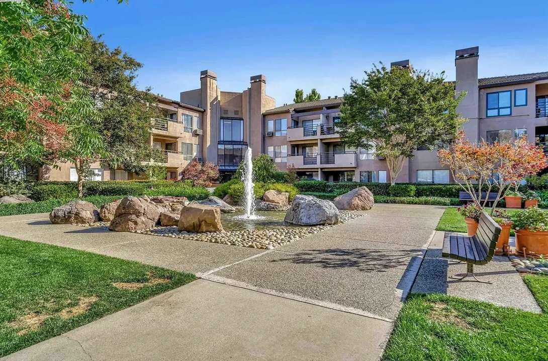 39029 Guardino Dr, Unit 115 in Fremont, CA - Foto de edificio