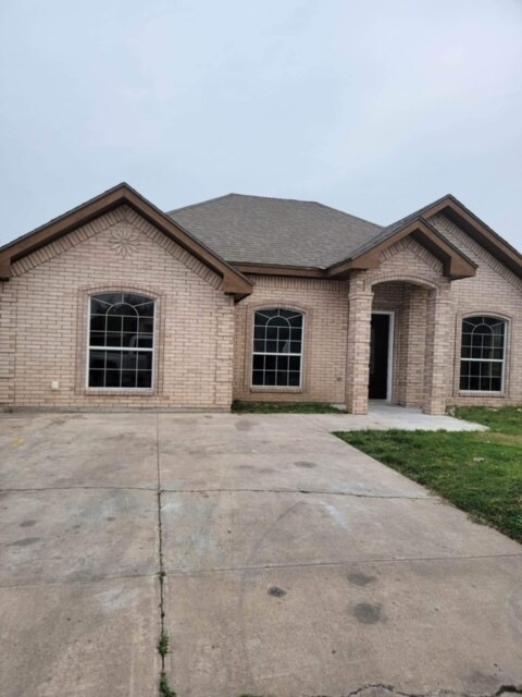 610 W Blue Jay Ave in Pharr, TX - Building Photo