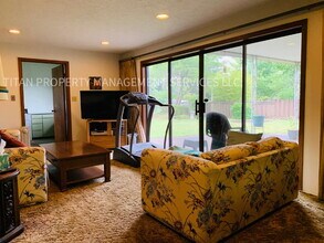 13924 E Burnside St in Portland, OR - Building Photo - Building Photo