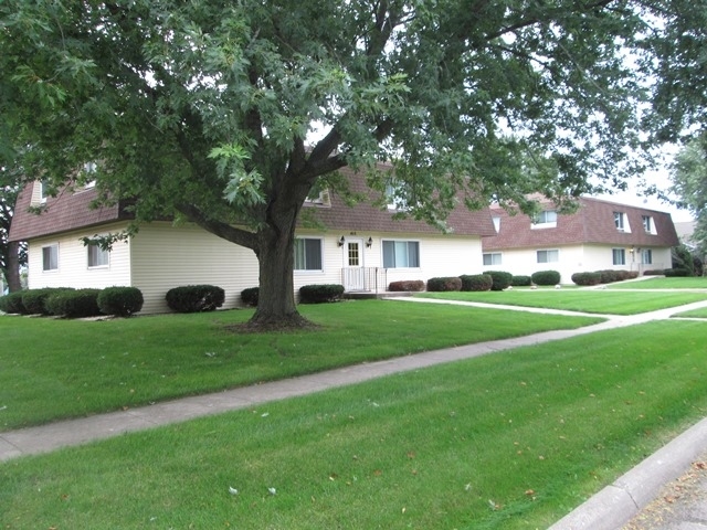 813-815 Sue Ln in Clinton, WI - Building Photo