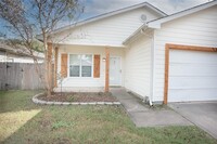 10215 Berry Hill Ln in Tomball, TX - Foto de edificio - Building Photo