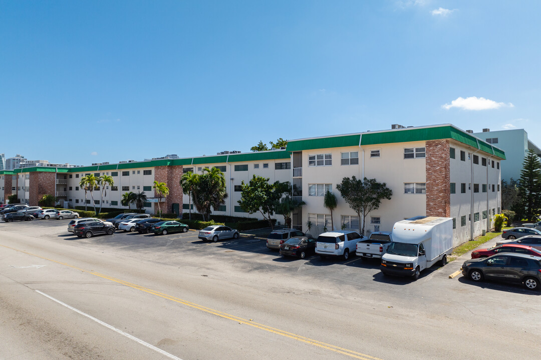 Seventeenth Green in Hallandale Beach, FL - Building Photo