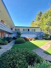 Noel Court Apartments in Menlo Park, CA - Building Photo - Building Photo