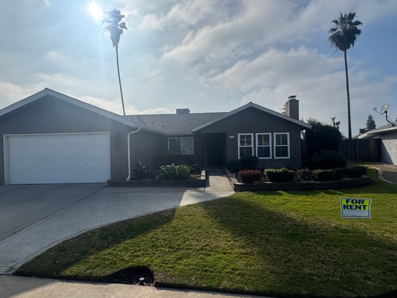 2804 Sandlewood Dr in Madera, CA - Foto de edificio