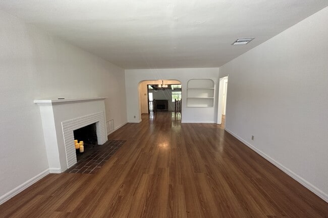 4608 Saloma Ave in Los Angeles, CA - Building Photo - Building Photo