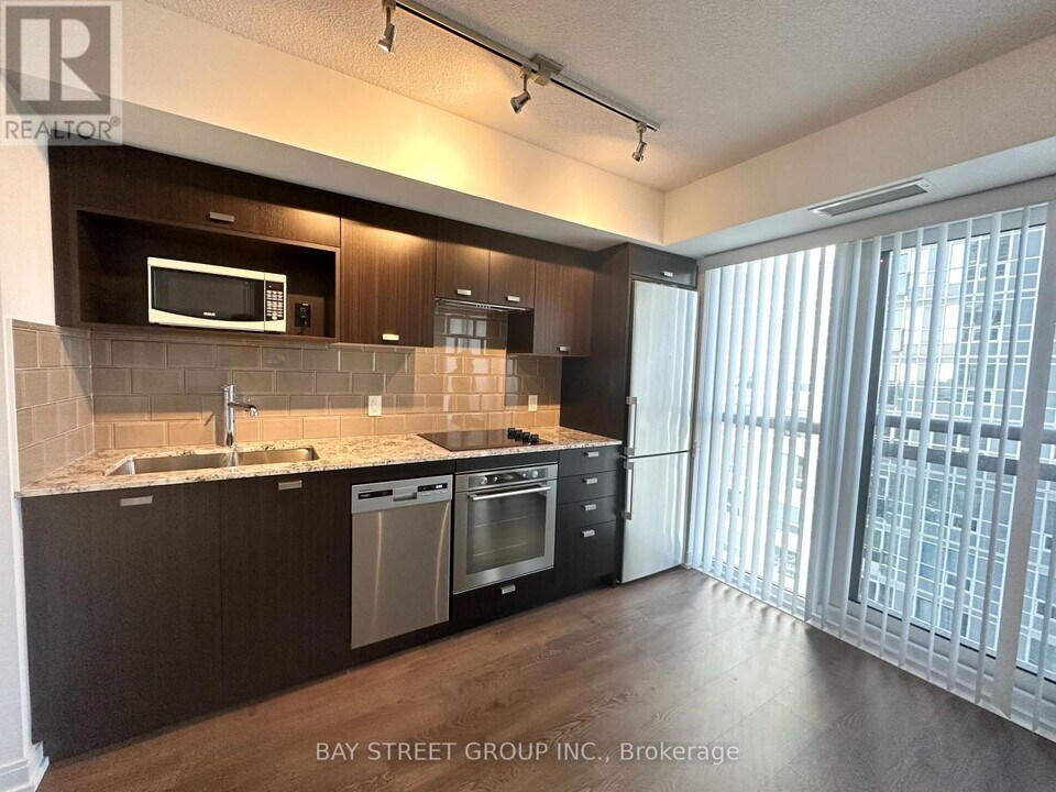 275-2275 Village Green Square in Toronto, ON - Building Photo
