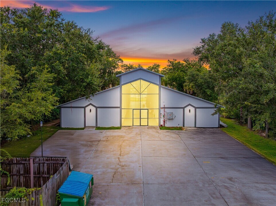 611 Joel Blvd in Lehigh Acres, FL - Foto de edificio