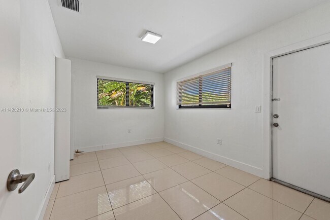1911 NW 30th St-Unit -3 in Miami, FL - Building Photo - Building Photo