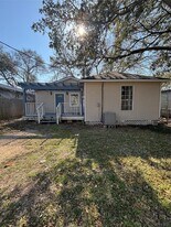 4106 Darby St in Bacliff, TX - Building Photo