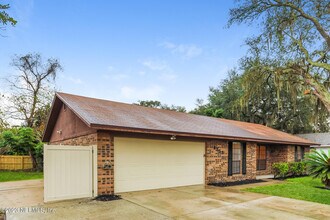 6353 Tree Top Cir W in Jacksonville, FL - Building Photo - Building Photo