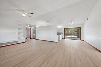 489 SE Evergreen Terrace in Port St. Lucie, FL - Foto de edificio - Building Photo