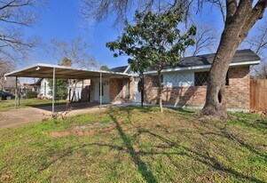 9834 Denning Dr in Houston, TX - Building Photo