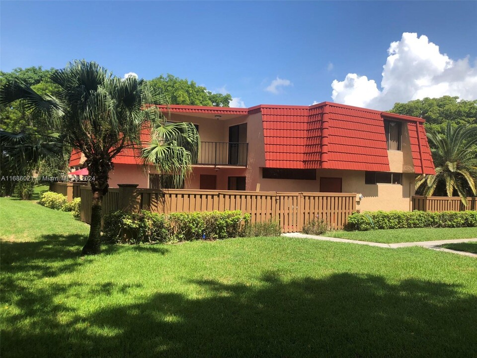 8099 Severn Dr in Boca Raton, FL - Building Photo