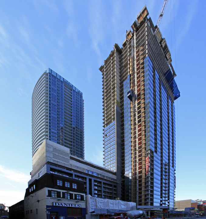 The Pinnacle on Adelaide in Toronto, ON - Building Photo