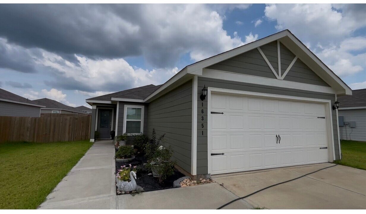 16351 Sweet Grv Dr in Conroe, TX - Building Photo