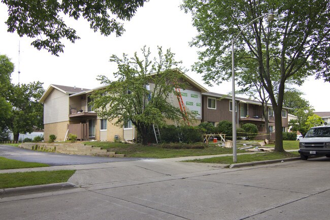 10300 W Dean Rd in Milwaukee, WI - Foto de edificio - Building Photo