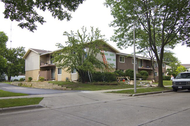 10300 W Dean Rd in Milwaukee, WI - Building Photo - Building Photo