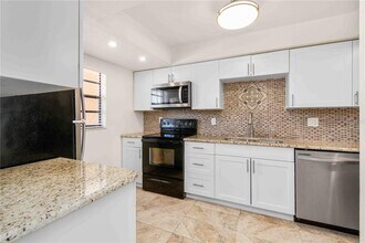 1750 Belleair Forest Dr in Belleair, FL - Building Photo - Building Photo