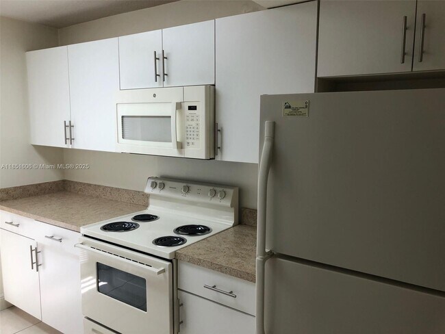 10808 N Kendall Dr in Miami, FL - Building Photo - Building Photo