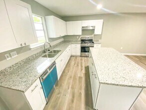 305 Red Haven Dr in Highlands, TX - Foto de edificio - Building Photo