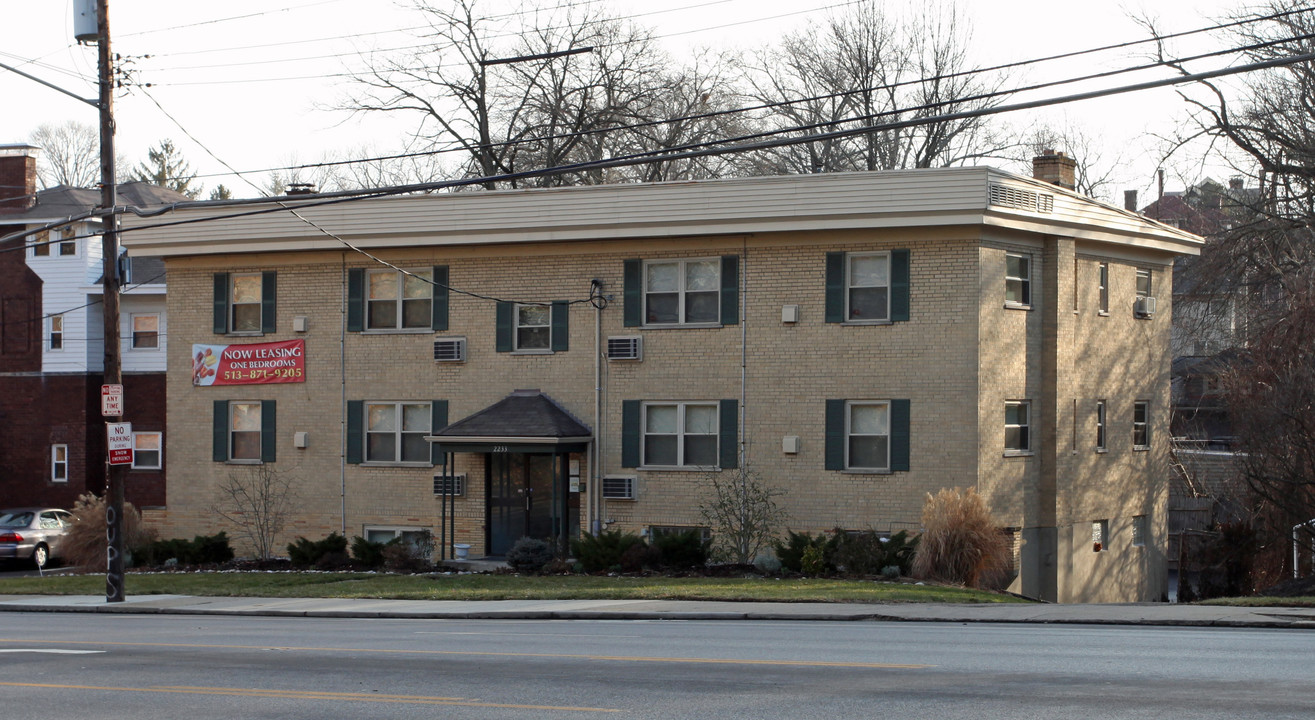 2233 Madison Rd in Cincinnati, OH - Building Photo